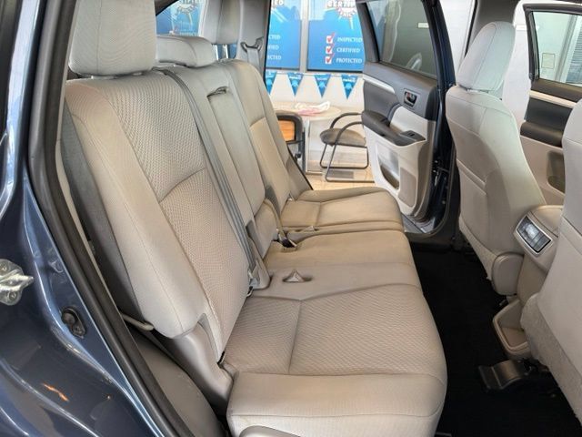 Used 2017 Toyota Highlander LE w/ Carpet Mat Package FWD image 24