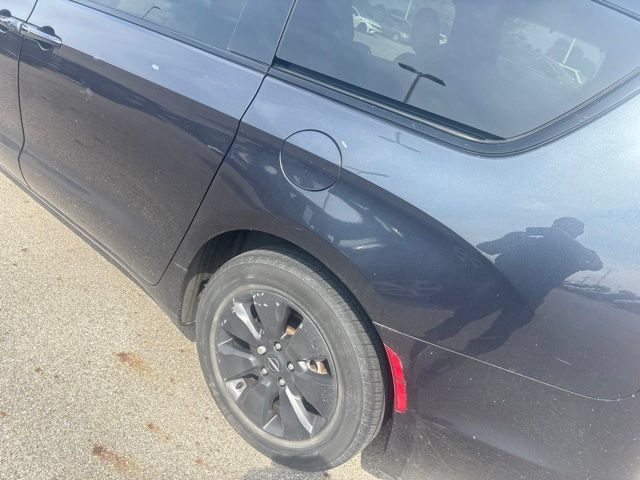 Used 2020 Chrysler Pacifica Touring-L w/ S Appearance Package FWD image 7