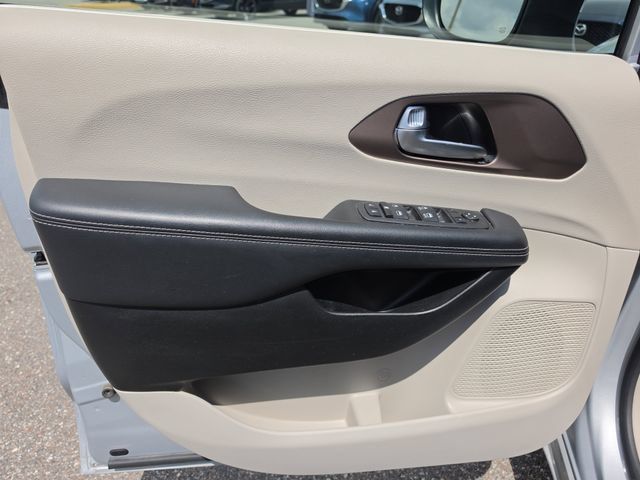 Used 2023 Chrysler Voyager LX FWD image 14