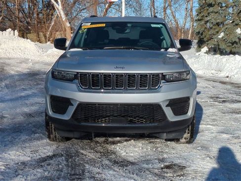 Used 2024 Jeep Grand Cherokee Laredo X image 8