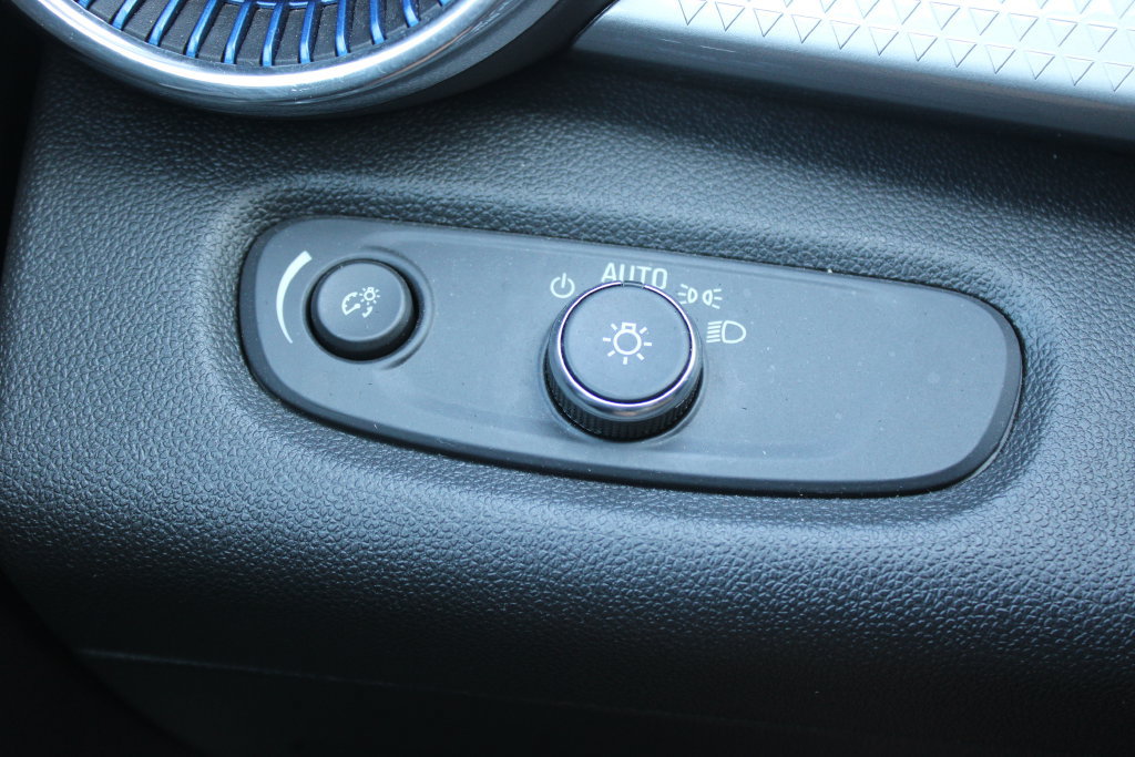 Used 2025 Chevrolet Trax LT FWD image 26