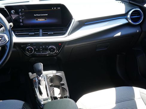 Used 2025 Chevrolet Trax LT w/ LT Convenience Package FWD image 23