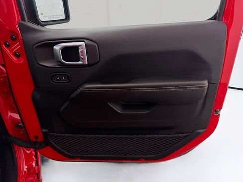 Used 2025 Jeep Wrangler Sahara image 32