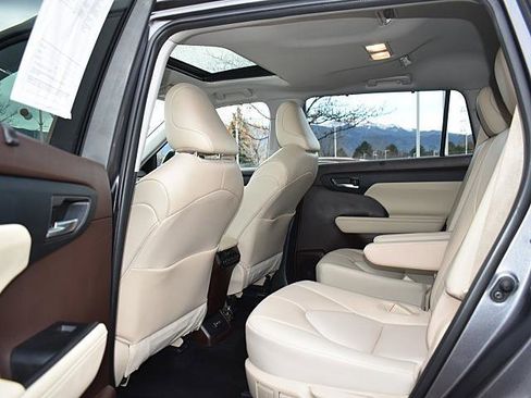 Used 2022 Toyota Highlander XLE image 13