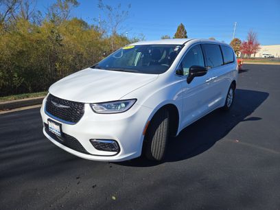 Used 2024 Chrysler Pacifica Touring-L