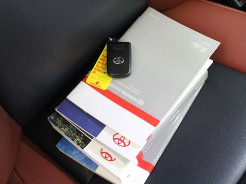 Used 2015 Toyota RAV4 Limited w/ Technology Package image 23