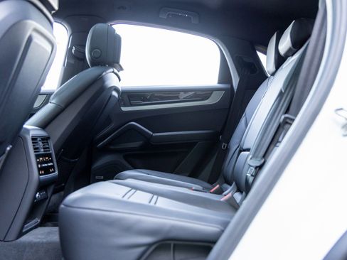 Certified 2025 Porsche Cayenne Coupe image 40