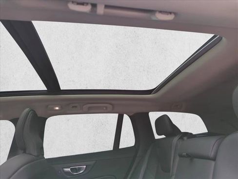 Used 2025 Volvo V60 B5 Cross Country Plus image 19