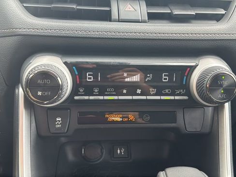 Used 2019 Toyota RAV4 XLE FWD image 30