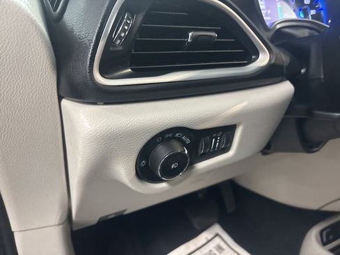 Used 2024 Chrysler Pacifica Touring-L image 15