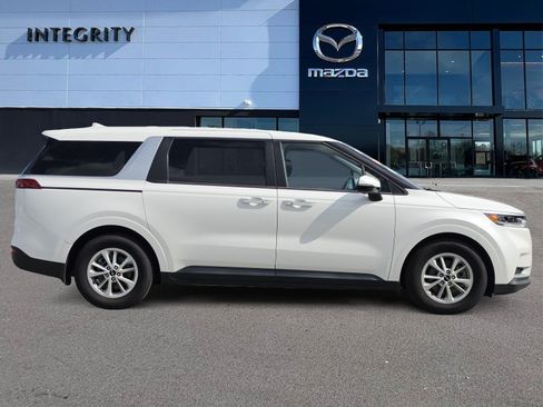 Used 2024 Kia Carnival LX FWD image 3