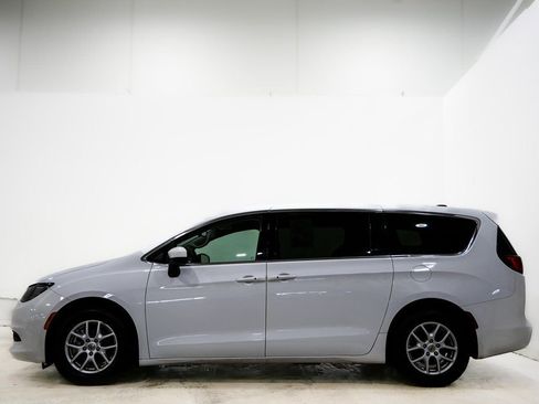 Used 2023 Chrysler Voyager LX image 5