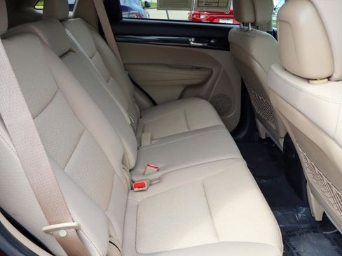 Used 2012 Kia Sorento LX w/ Convenience Pkg FWD image 16