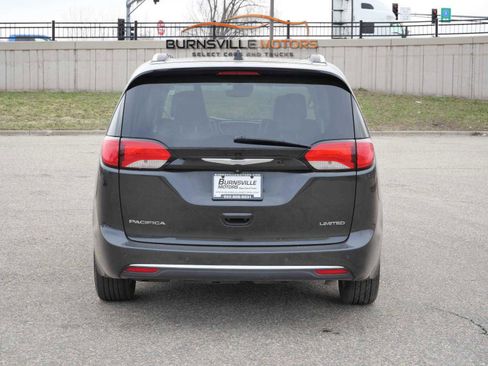 Used 2017 Chrysler Pacifica Limited image 6