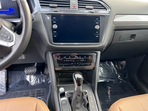 Used 2022 Volkswagen Tiguan SE image 62