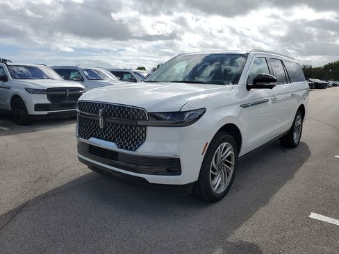 New 2025 Lincoln Navigator L Reserve AWD/4WD image 2
