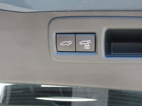 Used 2022 Toyota Venza LE image 19