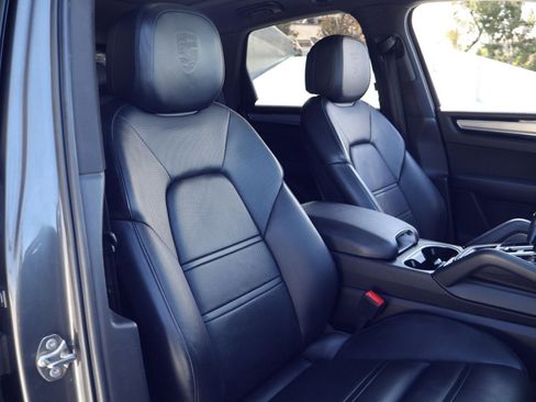 Certified 2023 Porsche Cayenne w/ Premium Package AWD/4WD image 24