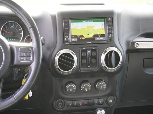 Used 2017 Jeep Wrangler Unlimited Rubicon w/ Connectivity Group image 16