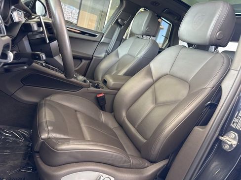Used 2024 Porsche Macan w/ Premium Plus Package image 22