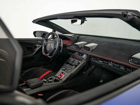 Used 2019 Lamborghini Huracan Performante AWD/4WD image 27