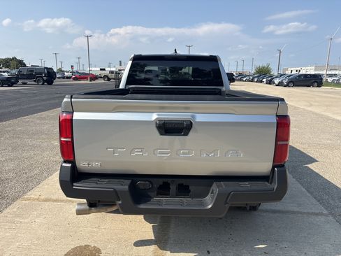 Used 2025 Toyota Tacoma SR AWD/4WD image 4