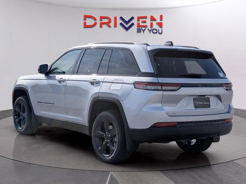 New 2025 Jeep Grand Cherokee Altitude image 5