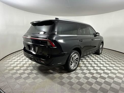 Used 2025 Lincoln Navigator Reserve image 4