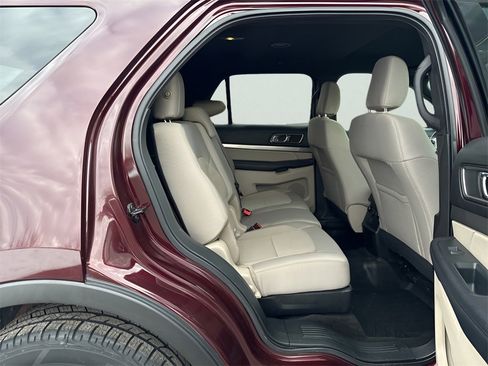 Used 2018 Ford Explorer XLT w/ Equipment Group 201A image 10