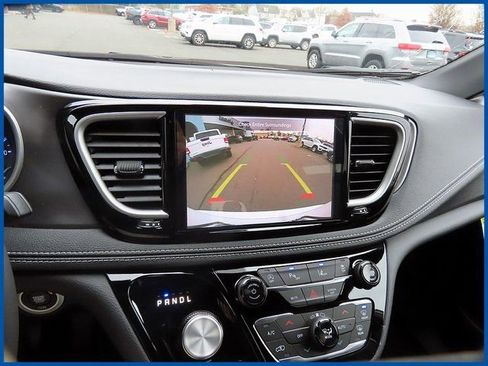 New 2026 Chrysler Pacifica Select image 17