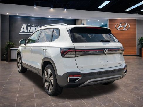 Used 2025 Volkswagen Taos SE AWD/4WD image 11