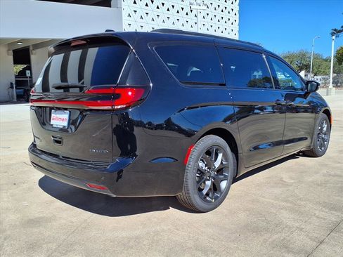 New 2026 Chrysler Pacifica Limited w/ S Appearance Package image 18
