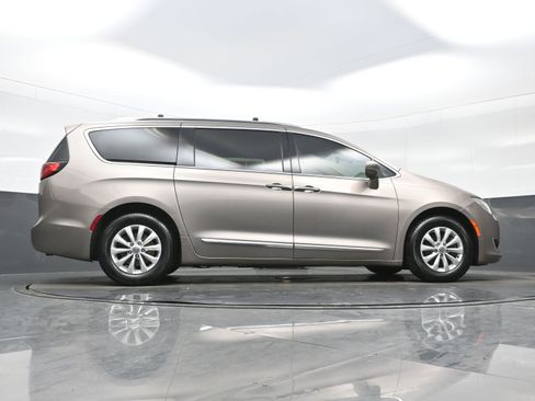 Used 2018 Chrysler Pacifica Touring-L Plus w/ Advanced Safetytec Group FWD image 34
