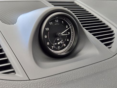 Used 2025 Porsche Macan image 17