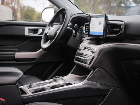 Used 2022 Ford Explorer XLT w/ Equipment Group 202A image 34