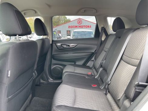 Used 2018 Nissan Rogue SV w/ Premium Package image 10