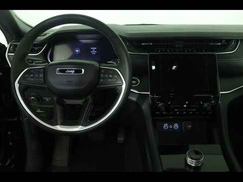 Used 2025 Jeep Grand Cherokee Altitude AWD/4WD image 16