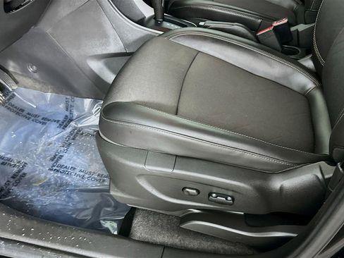 Used 2022 Chevrolet Trax LT w/ LT Convenience Package image 27