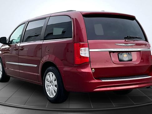 Used 2012 Chrysler Town & Country Touring w/ Entertainment Group #1 FWD image 4