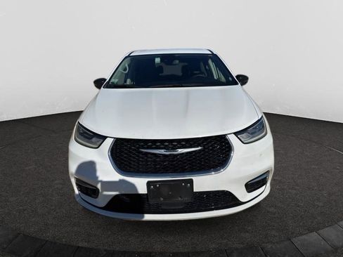 Used 2024 Chrysler Pacifica Touring-L image 8