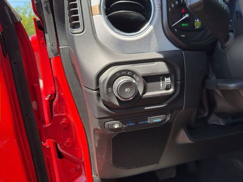 Used 2025 Jeep Wrangler Unlimited Sahara AWD/4WD image 19