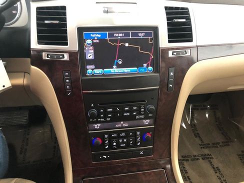 Used 2011 Cadillac Escalade Premium AWD/4WD image 17
