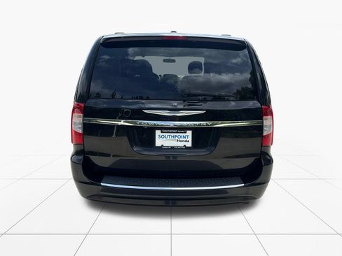 Used 2013 Chrysler Town & Country Touring FWD image 7