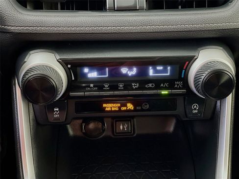 Used 2019 Toyota RAV4 LE w/ Carpet Mat Package image 19