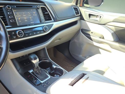 Used 2017 Toyota Highlander XLE image 18