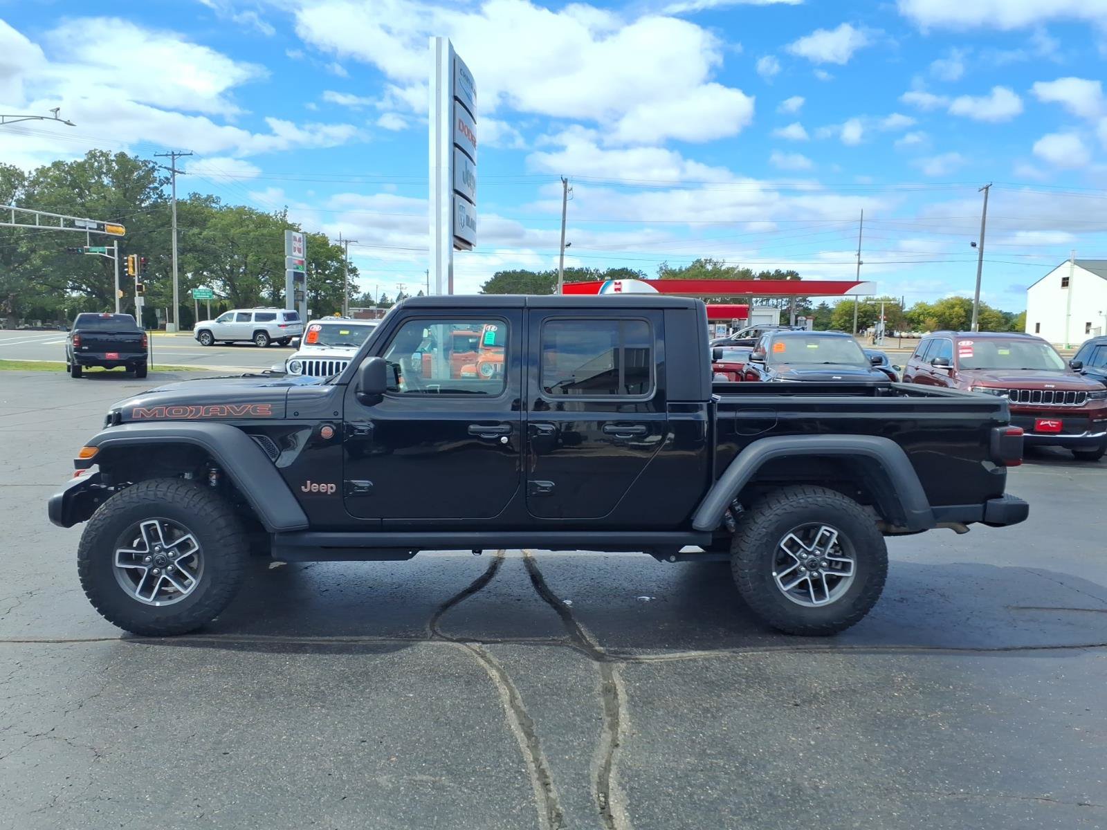 Used 2026 Jeep Gladiator Mojave AWD/4WD image 7