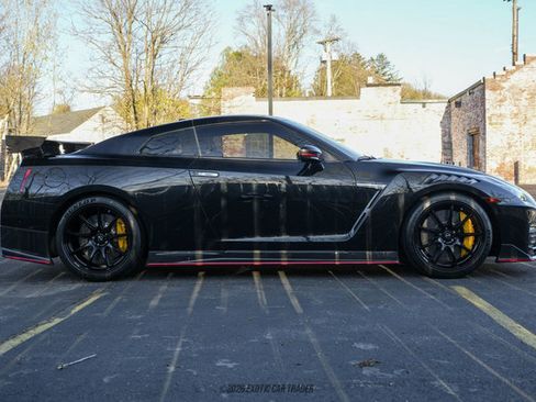 Used 2023 Nissan GT-R NISMO w/ Floor Mat Package AWD/4WD image 9