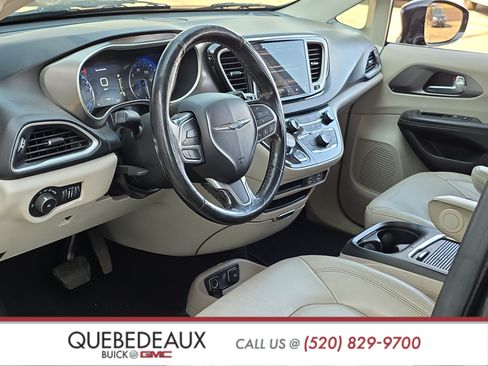 Used 2021 Chrysler Pacifica Touring-L FWD image 9