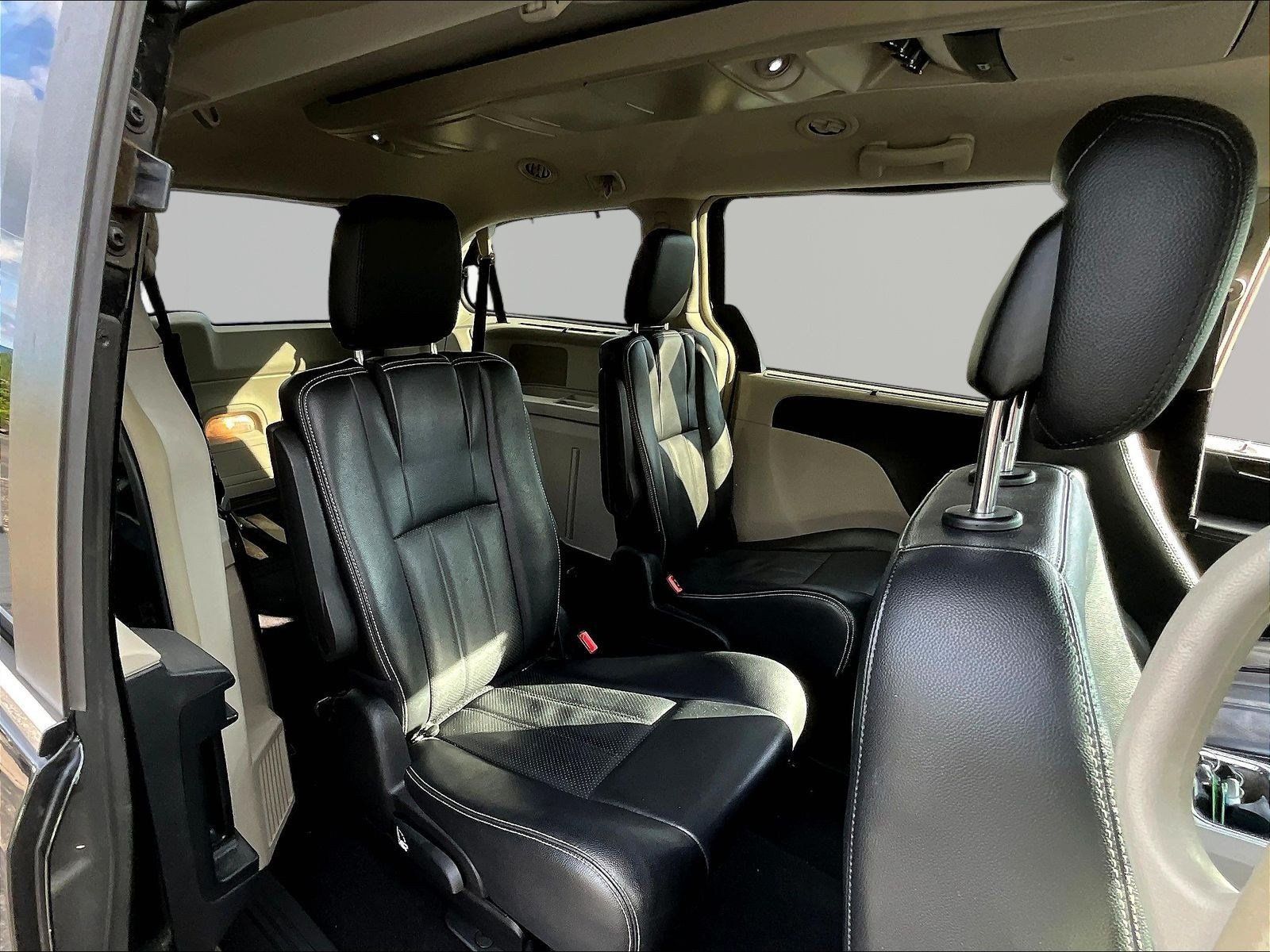 Used 2015 Chrysler Town & Country Touring-L w/ Driver Convenience Group FWD image 24