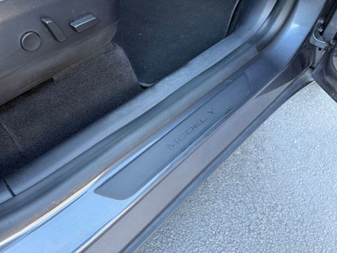 Used 2020 Tesla Model Y Long Range image 21